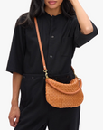 CLARE V WOVEN PETIT MOYEN MESSENGER