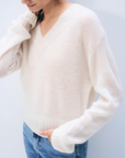 WHITE & WARREN FEATHERWEIGHT CASHMERE V NECK