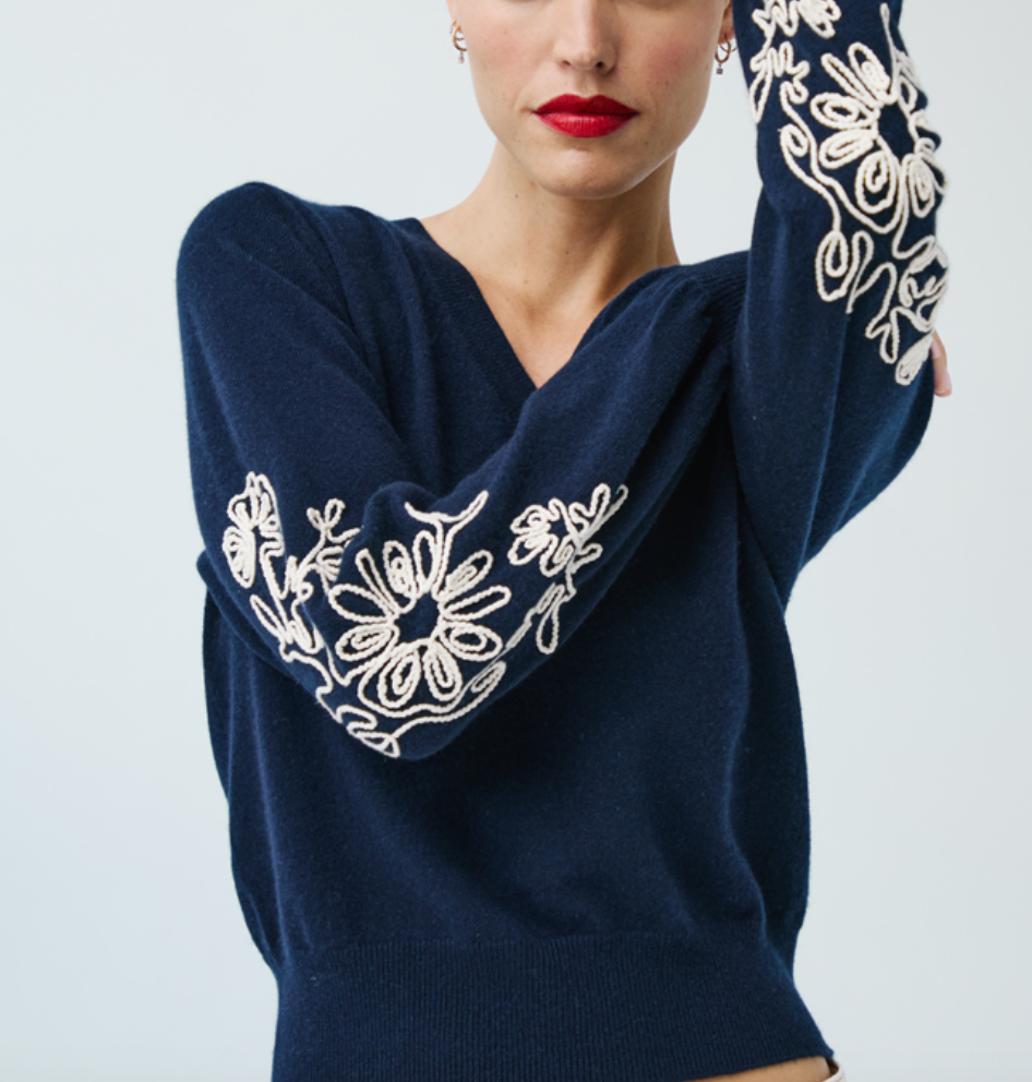 AUTUMN CASHMERE PUFF SLEEVE V W/ CONTRAST EMROIDERY