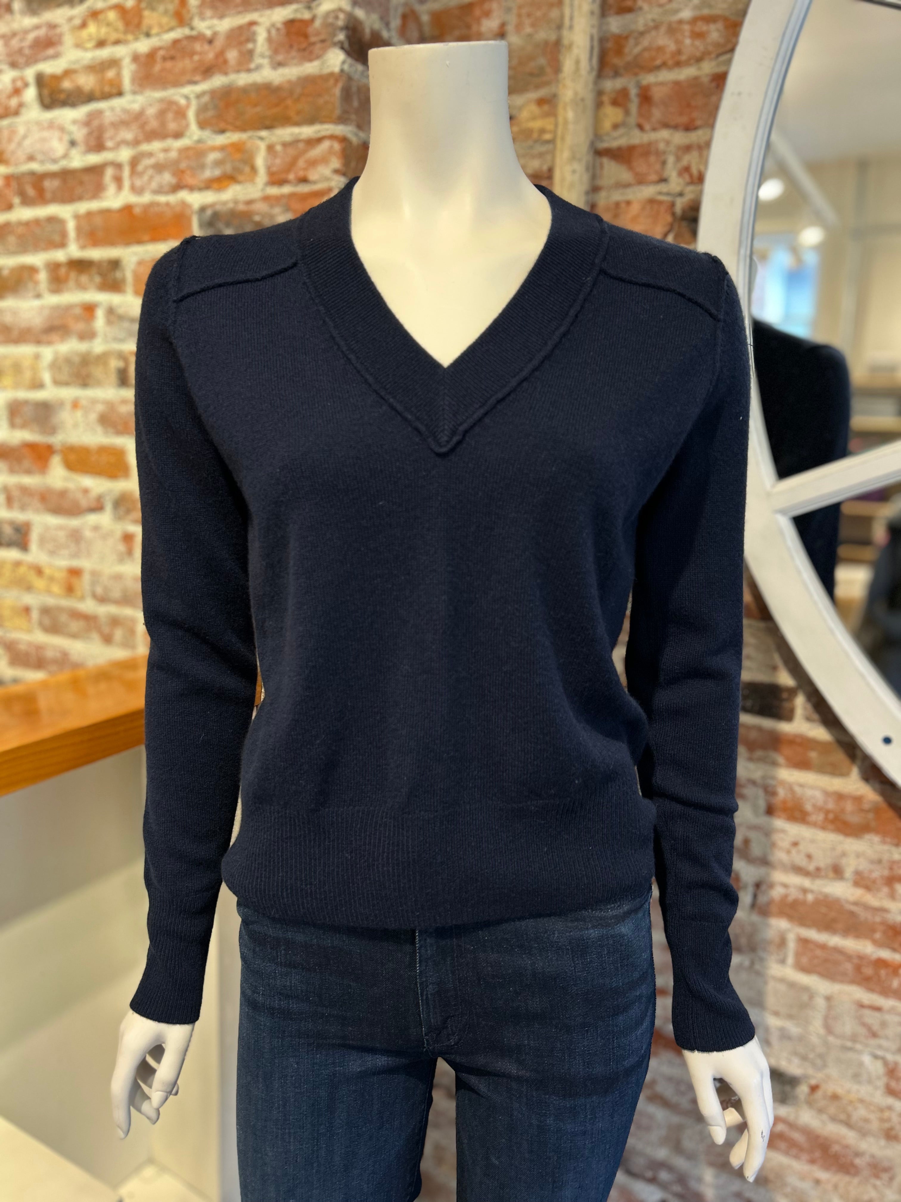 AUTUMN CASHMERE CROPPED V W/ REVERSED SEAM