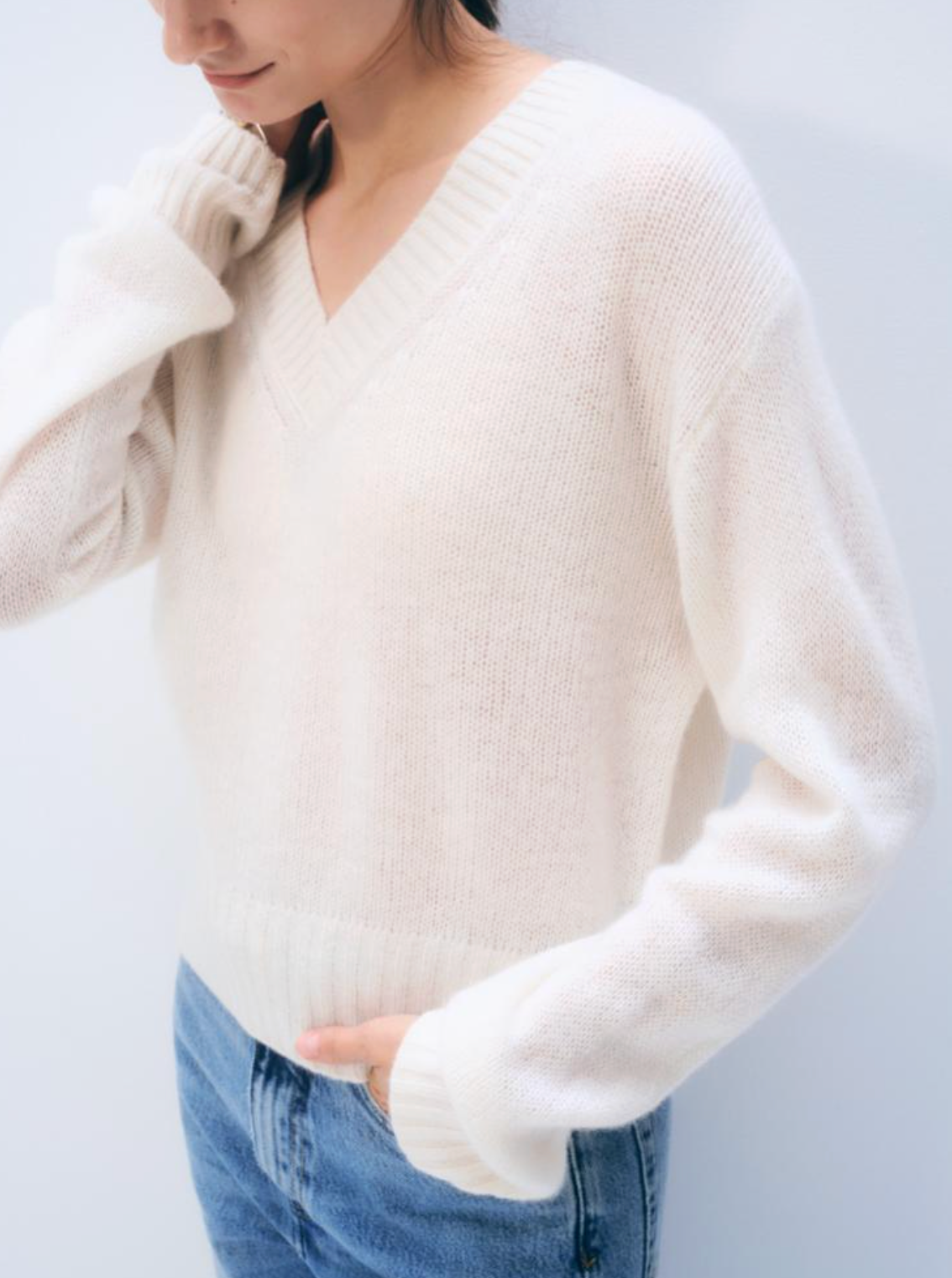 WHITE &amp; WARREN FEATHERWEIGHT CASHMERE V NECK